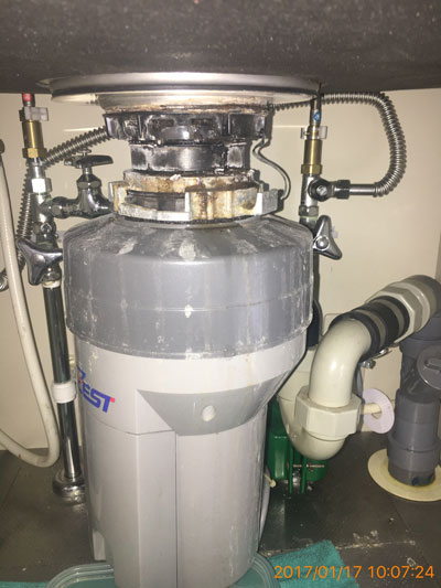 ZEST製ディスポーザーの漏水状態
